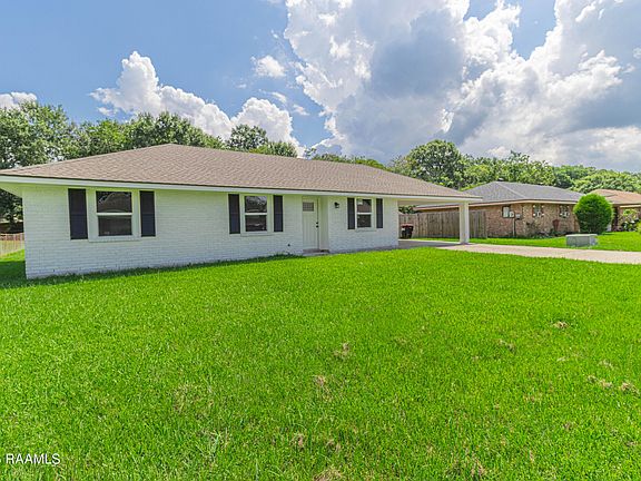 3rd image of 215 Driftwood St