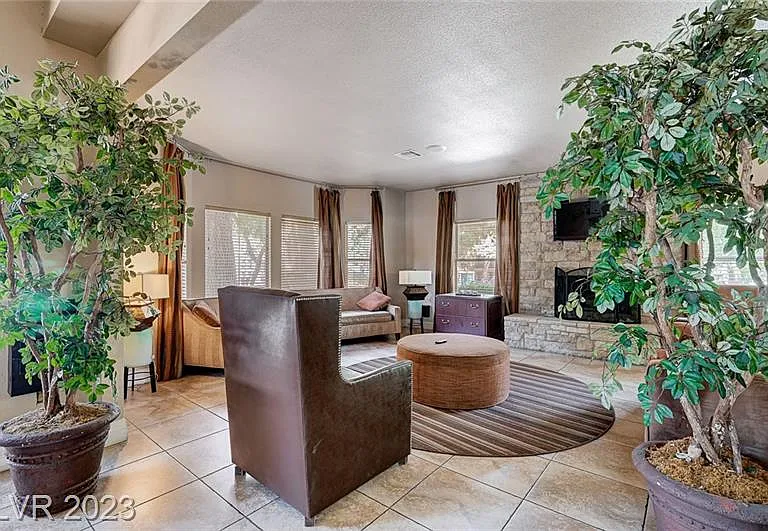 2750 S Durango Dr — Photo 23