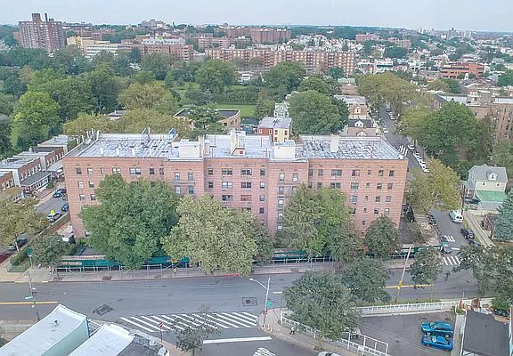 2nd image of 13111 Kew Gardens Rd APT 6C