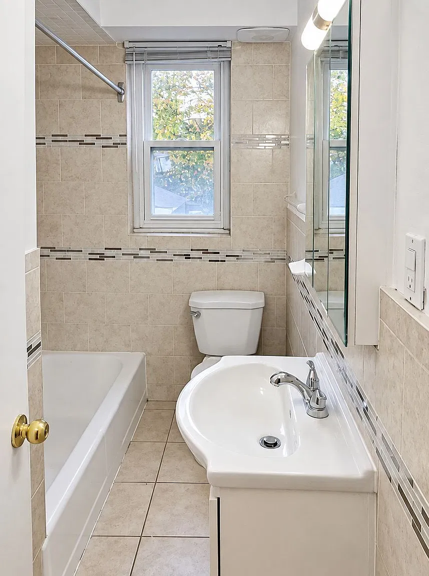 2905 Saint Clair Ave E — Photo 4