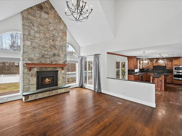 745 Iris Ct — Photo 5