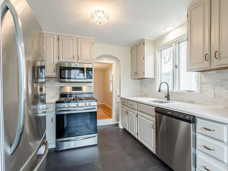 345 Colebourne Rd — Photo 8