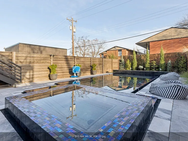 915 NW 8th St — Photo 21