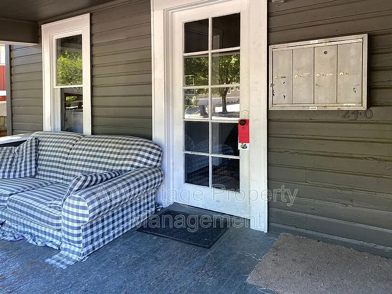 240 NW 9th St #1 — Photo 2