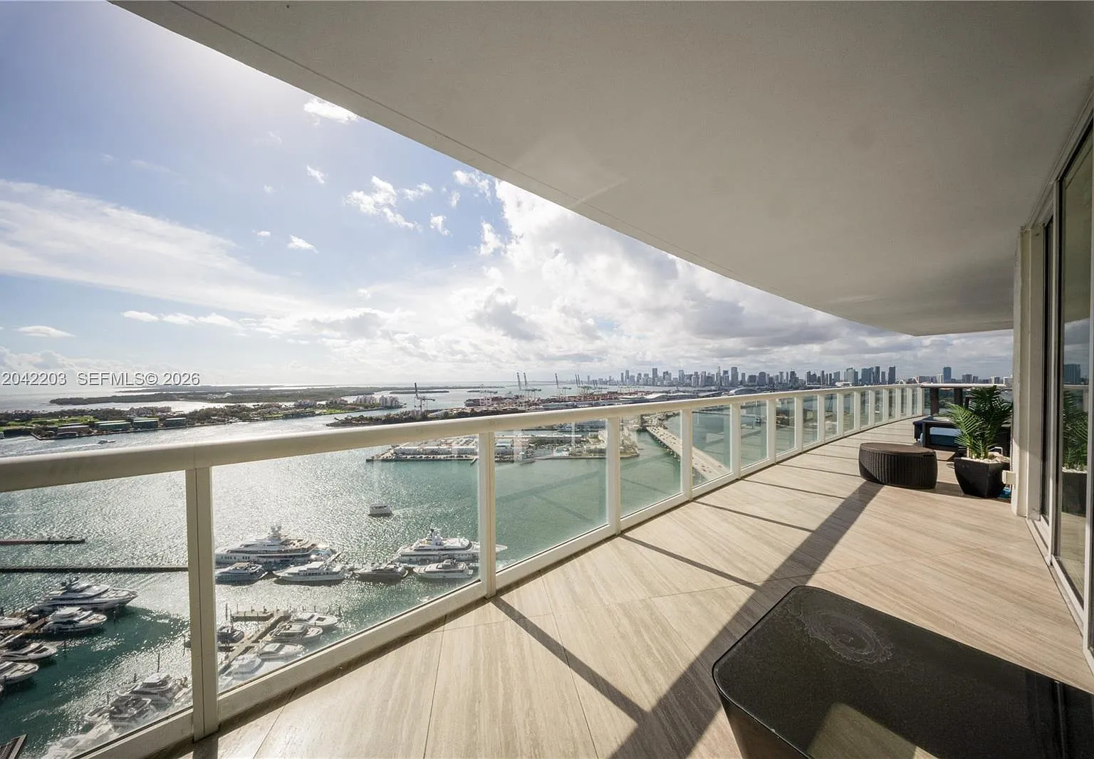 Icon Condo — Photo 1