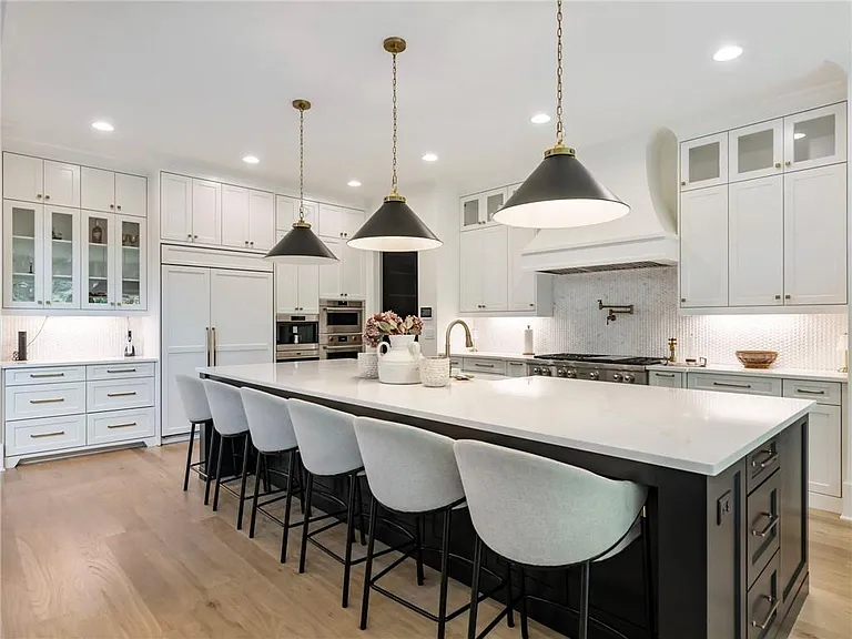 566 Versailles Dr — Photo 15