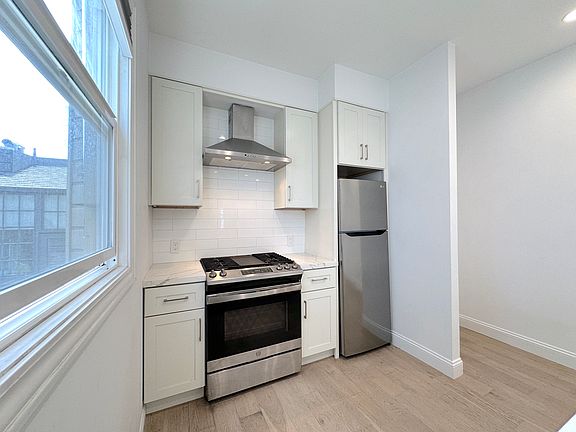 3rd image of 1710 Larkin St #9