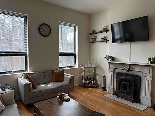 3rd image of 1949 N Hudson Ave APT 2F