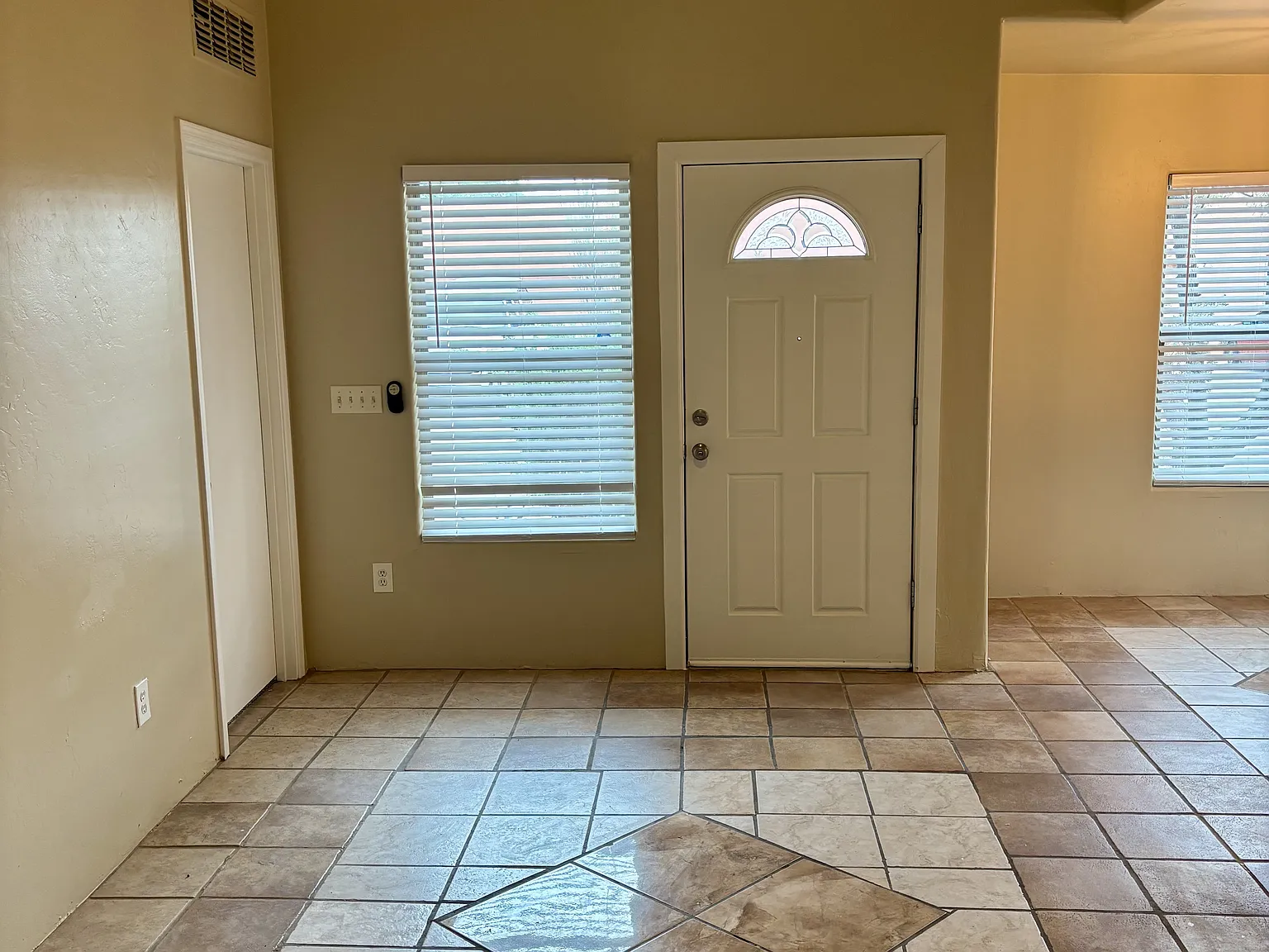 3 bed, 964 sqft, $1,750 — Photo 3