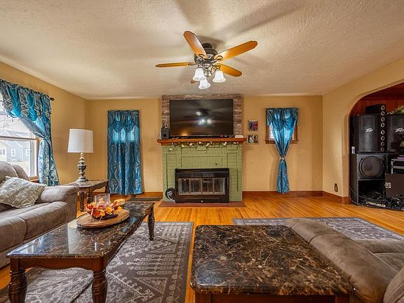 5th image of 902 4th Ave SW