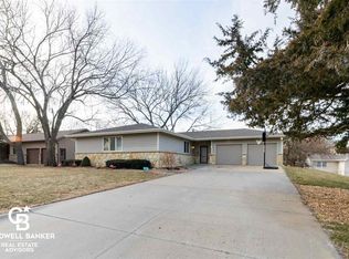 2117 Hillview Dr, Manhattan, KS 66502