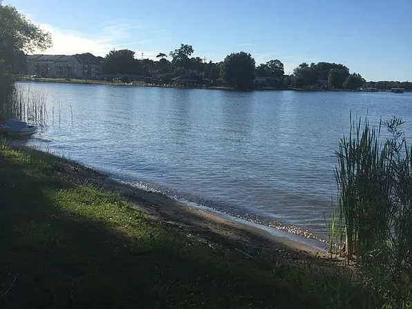 66 E Shore Dr, Whitmore Lake, MI 48189