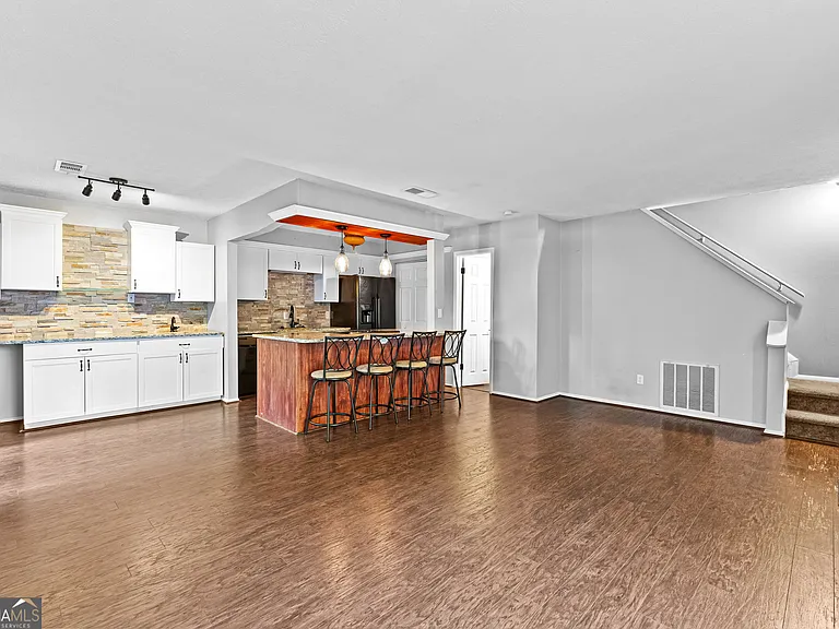 143 Twiggs Cor — Photo 7