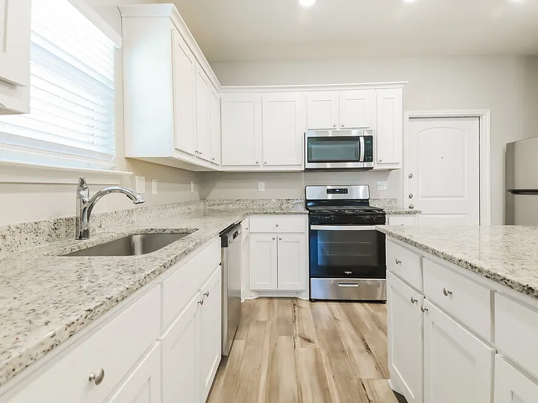 220 Marsh Ln — Photo 9