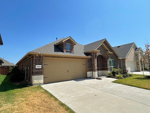2nd image of 1104 Royal Ln