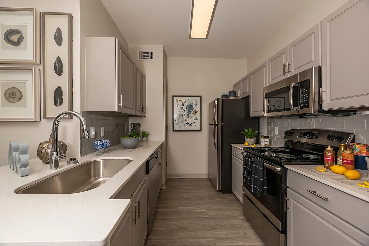 Building Photo - Woodbridge Villas