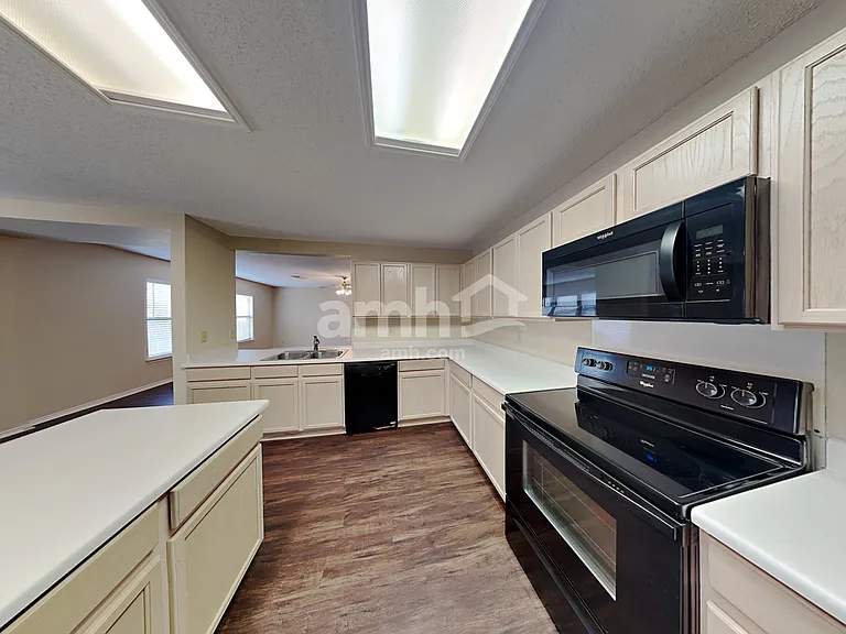2231 Creekside Bnd — Photo 3