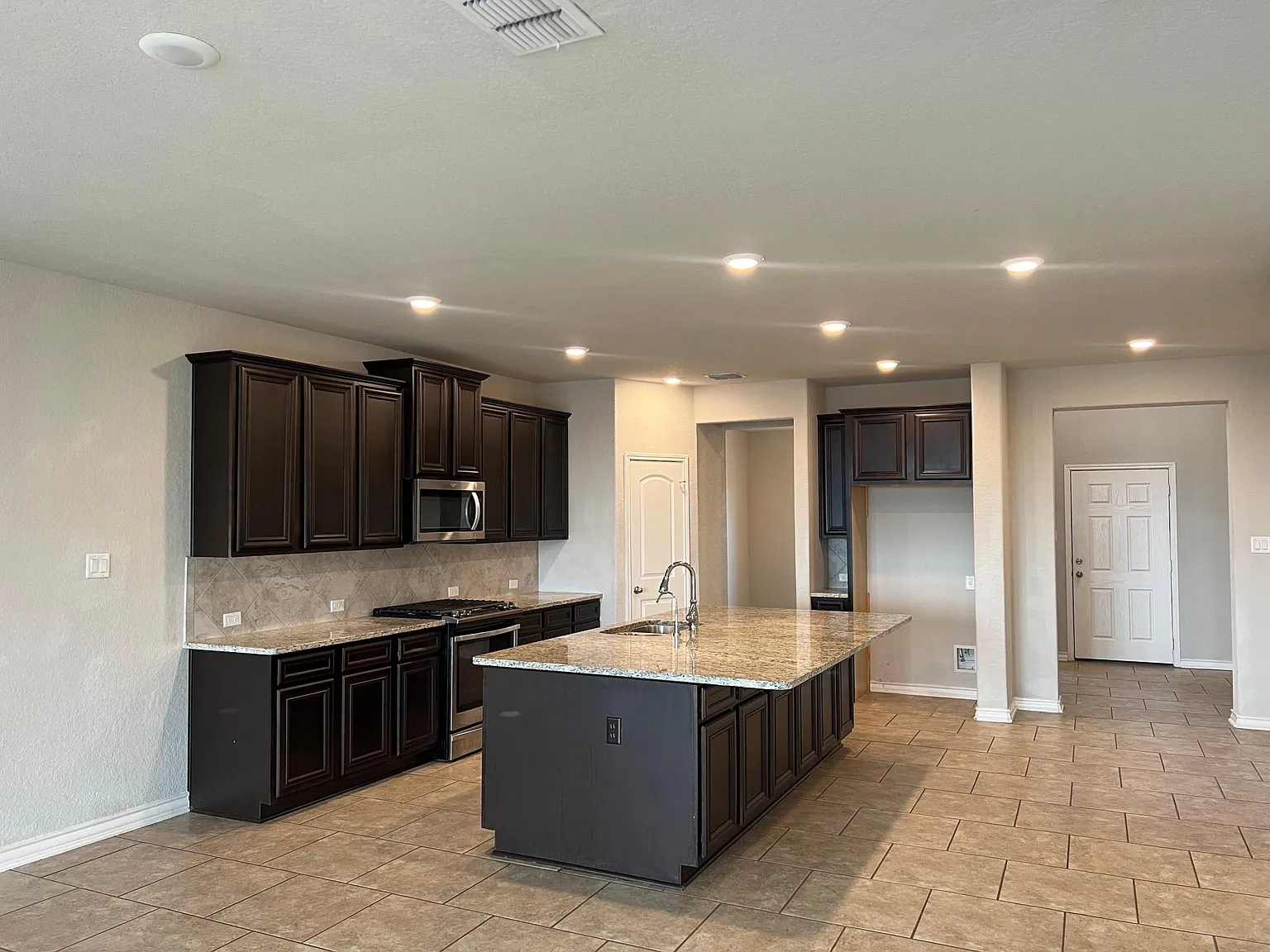 4 bed, 2.5 bath, 2897 sqft, $3,000 — Photo 4