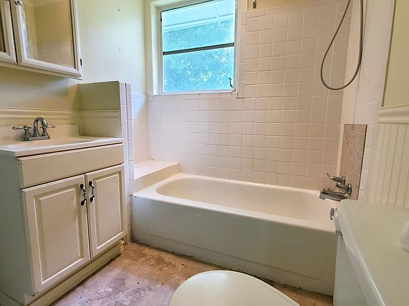 4th image of 10 William Dr