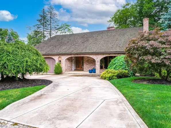 7152 Ashlawn Dr, Brecksville, OH 44141