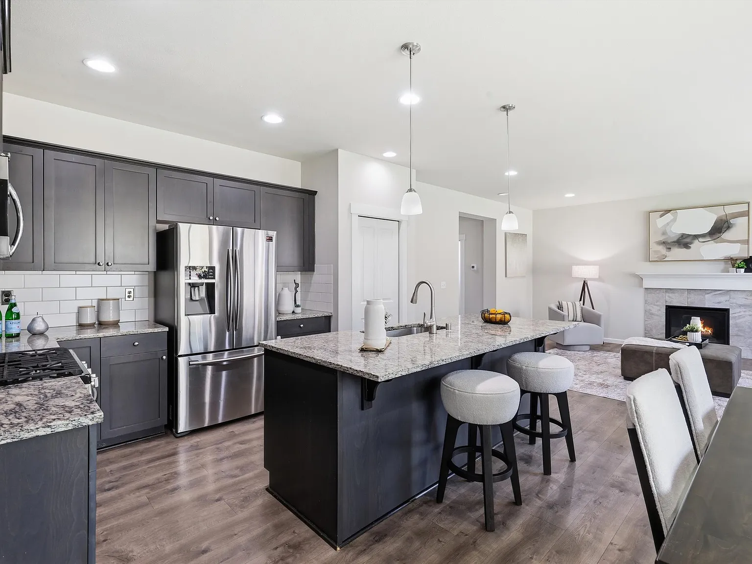 4 bed, 2180 sqft, $3,400 — Photo 3