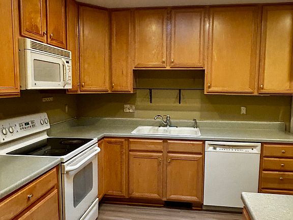 5th image of 20 Spring Village Ln