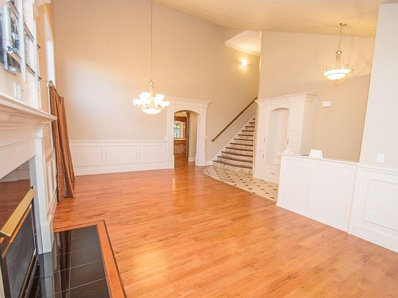 Vaulted ceilings-main floor