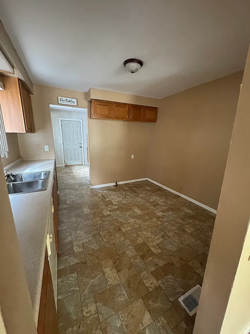 3 bed, 988 sqft, $1,350 — Photo 4
