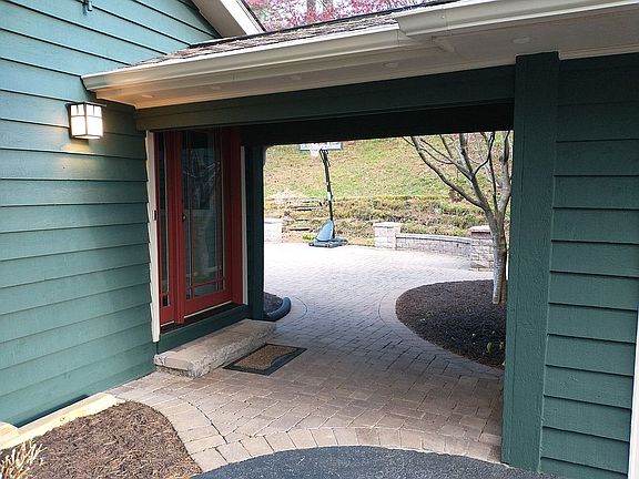 5th image of 32 Round Hill Dr
