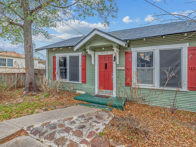 304 N Haswell Dr — Photo 2