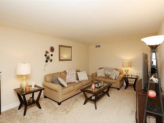 3rd image of 27 Coolbrook Ct