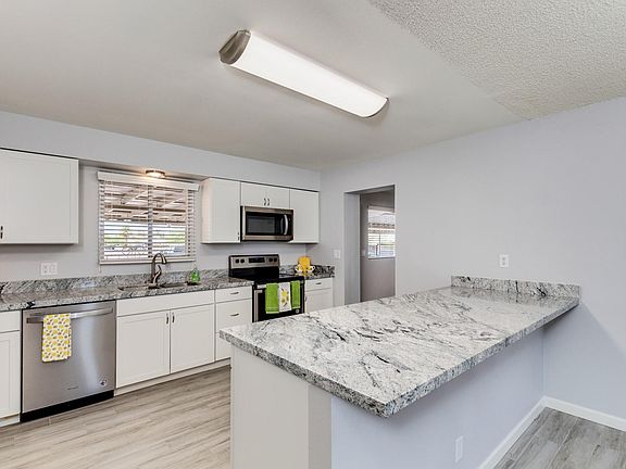 3rd image of 711 E Laurel Dr APT 11