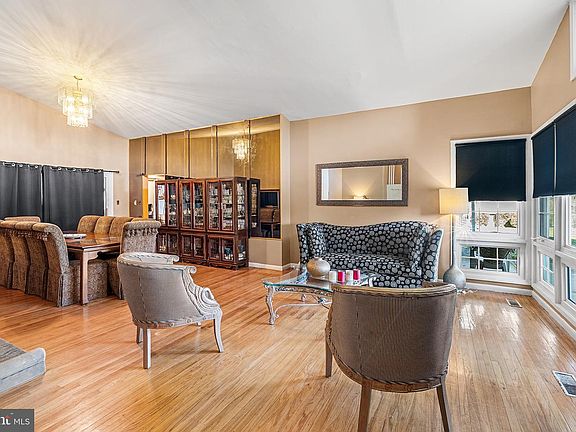 5th image of 8308 Cobden Rd