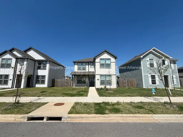4802 W Planetree St, Fayetteville, AR 72704