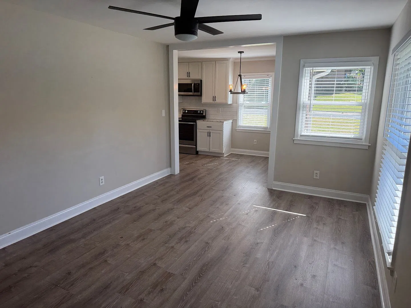 Lovely Three Bedroom Home in Windsor Park Neighborhood! — Photo 2