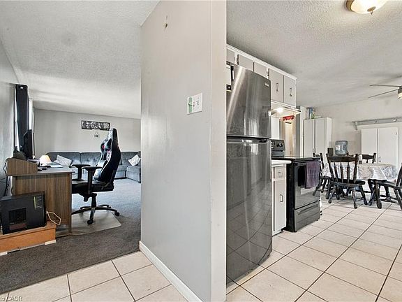 5th image of 135 Cedarhill Cres