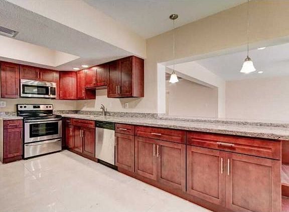 4th image of 5500 Red Oak Cir