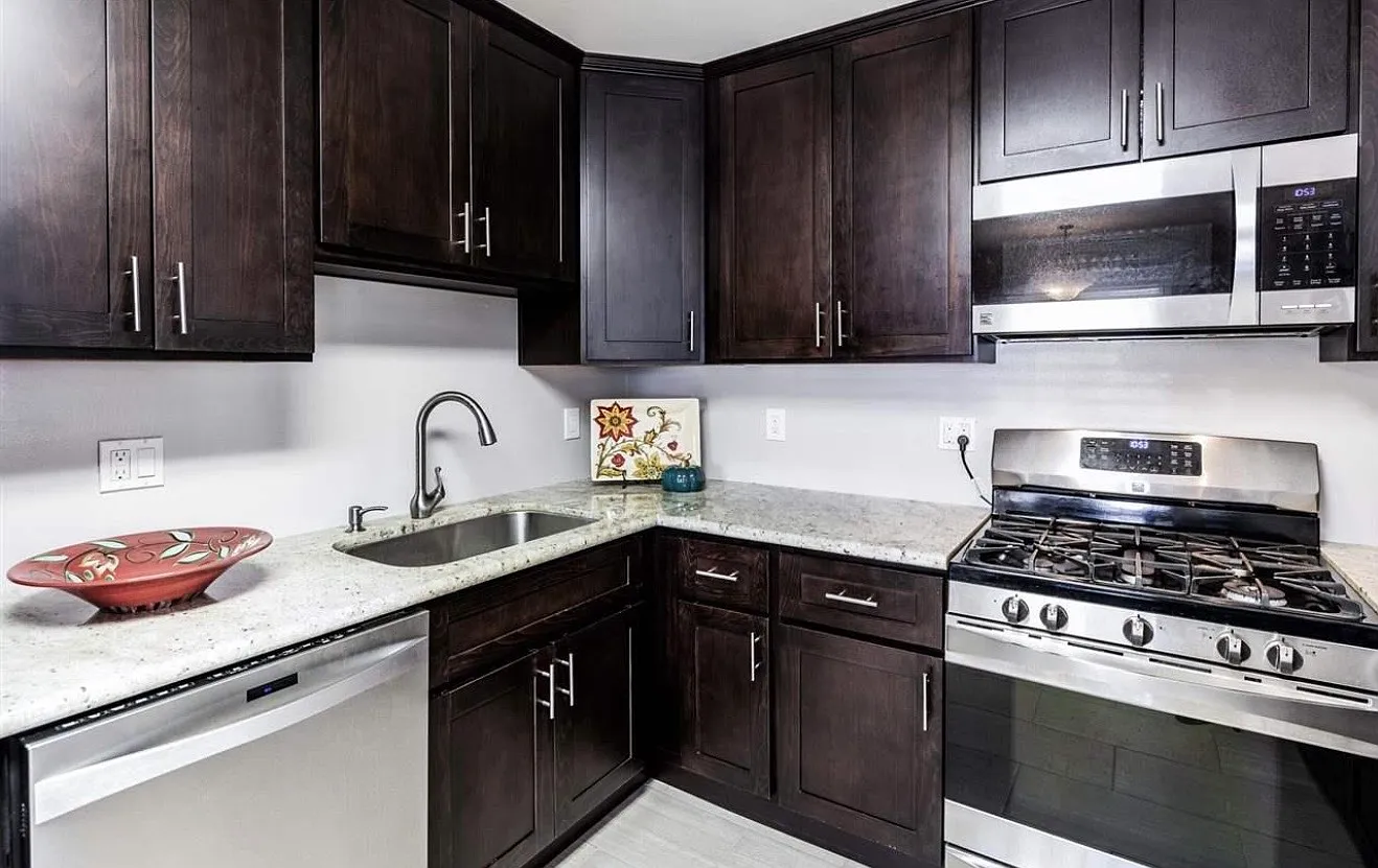 3 bed, 1071 sqft, $4,000 — Photo 3