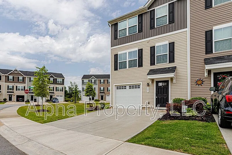 3 bed, 2.5 bath, 1535 sqft, $1,799 — Photo 2