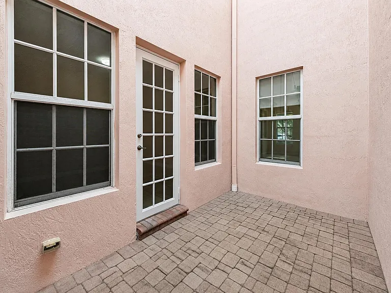 810 NW 83rd Ln — Photo 6