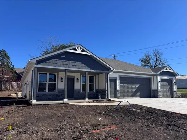 8675 Eagle Creek Dr, De Soto, KS 66018