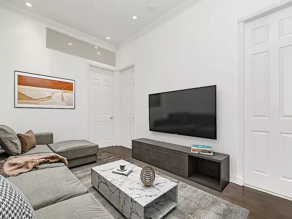 326 E 4th St APT 3A, New York, NY 10009