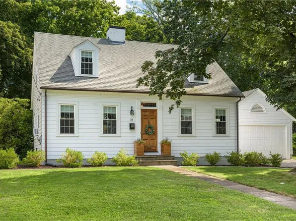 34 Drowne Pkwy, Rumford, RI 02916