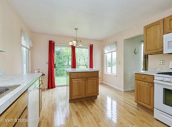 5th image of 444 E Stratford Ln