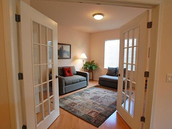 2nd bedroom / office (our apt has carpet)