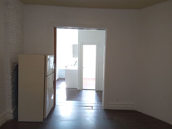 3rd image of 625 N 6th St APT 1