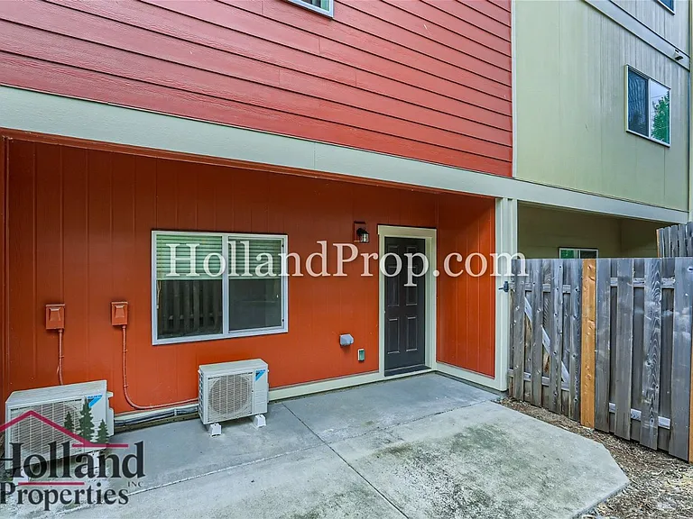 472 NE Patricia Ann Pl — Photo 11
