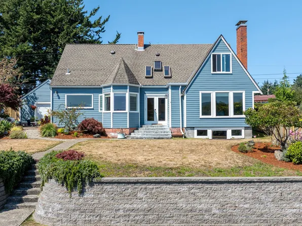 1371 Bayview St, North Bend, OR 97459