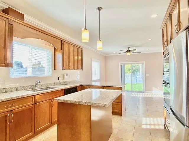 4 bed, 2200 sqft, $4,300 — Photo 2