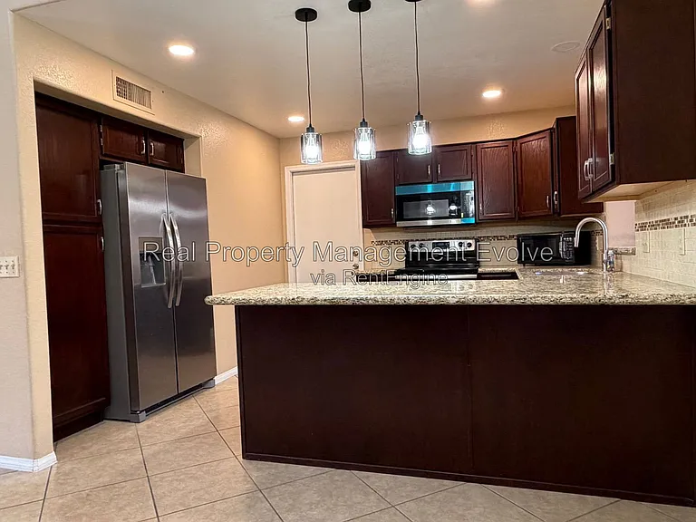 7568 W Kerry Ln — Photo 6